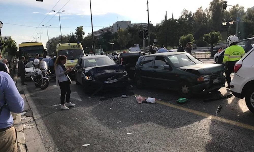 Καραμπόλα με 10 οχήματα στη Θεσσαλονίκη: Τρεις τραυματίες